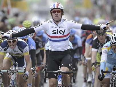 El ciclista británico Bradley Wiggins festeja tras ganar la segunda etapa del Tour de Romandía el miércoles, 25 de agosto de 2012, en La Chaux-de-Fonds, Suiza.  Foto: Keystone, Jean-Christophe Bott / AP