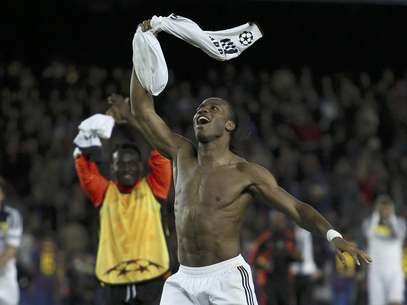 Didier Drogba, de Chelsea, celebra con sus compañeros su eliminación del Barcelona en semifinales de la Liga de Campeones en el estadio Camp Nou el 24 de abril del 2012  Foto: Andrés Kudacki / AP