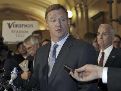 El comisionado de la NFL, Roger Goodell, contesta una pregunta en una audiencia en la legislatura de Minnesota el viernes, 20 de abril de 2012, en St. Paul, Minnesota.  Foto: Jim Mone / AP