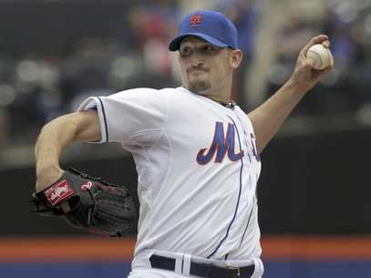 El pitcher de los Mets de Nueva York, Jonathon Niese, lanza contra los Marlins de Miami el jueves, 26 de abril de 2012, en Nueva York.  Foto: Seth Wenig) / AP