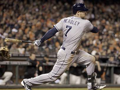 Chase Headley, de los Padres de San Diego, pega un sencillo productor de una carrera a Jeremy Affeldt, de los Giantes de San Francisco, en la séptima entrada del partido en San Francisco, el viernes 27 de abril de 2012. San Diego derrotó por 5-3 a San Francisco Giants.  Foto: Ben Margot / AP