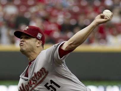 El abridor dominicano Wandy Rodríguez (51) de los Astros de Houston lanza frente a los Rojos de Cincinnati el viernes 27 de abril de 2012, en Cincinnati.  Foto: David Kohl / AP