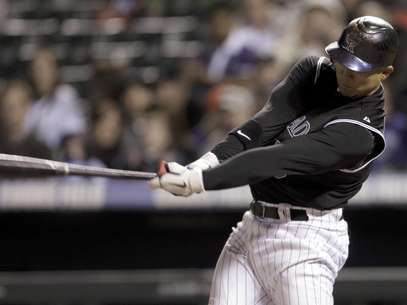 El venezolano Carlos González, de los Rockies de Colorado, tuvo una noche de ensueño en el partido contra los Mets de Nueva York, a los que derrotaron por 18-9 en Denver, el viernes 27 de abril de 2012. En la quinta entrada, González impulsó cinco de sus seis carreras con un jonrón y un sencillo. En la imagen, el venezolano conecta la bola en el octavo episodio.  Foto: Joe Mahoney / AP