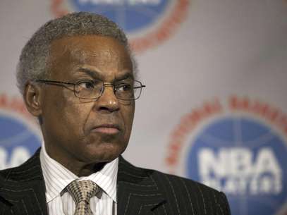 El director ejecutivo del sindicato de jugadores de la NBA, Billy Hunter, dijo el viernes 27 de abril de 2012 que colaborará con la investigación que efectuará a la organización la fiscalía federal de Manhattan. En la imagen, Hunter al término de una reunión maratónica con dueños de los equipos de la NBA en Nueva York, el 10 de noviembre de 2011.  Foto: John Minchillo / AP