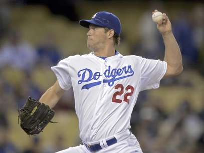 El abridor de los Dodgers de Los Angeles, Clayton Kershaw, logró su 10ma decisión consecutiva en la victoria del equipo por 3-2 sobre los Nacionales de Washinton en Los Angeles, el viernes 27 de abril de 2012. En la imagen, Kershaw lanza contra un rival en la segunda entrada del encuentro.  Foto: Mark J. Terrill / AP