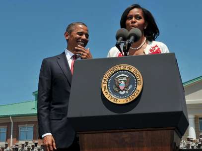 El presidente Barack Obama escucha a la primera dama Michelle Obama durante una visita al Fuerte Stewart, en Georgia, el viernes 27 de abril de 2012.  Foto: The Morning News, Richard Burkhart / AP
