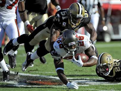 El linebacker de los Saints de Nueva Orleans, Jonathan Vilma (51), derriba a Kregg Lumpkin (28), de los Buccaneers de Tampa Bay, en un partido en Florida. La NFL suspendió a Vilma por participar en un plan para lesionar a jugadores a cambio de dinero, se anunció el miércoles 2 de mayo de 2012.  Foto: Brian Blanco, Archivo / AP