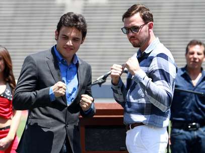 ARCHIVO - Foto de archivo, 24 de abril de 2012, de Julio César Chávez Jr. y su oponente Andy Lee en conferencia de prensa en el estadio Sun Bowl de la Universidad de Texas-El Paso, donde Chávez expondrá su título mediano del CMB el 16 de junio. El rector de la universidad autorizó la pelea en el estadio, pero prohibió la venta de alcohol, lo cual ha suscitado protestas.  Foto: El Paso Times, Rudy Guteirrez, File / AP