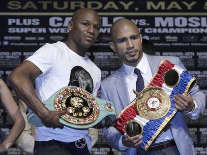 Floyd Mayweather, a la izquierda, y Miguel Cotto posan para un foto en una rueda de prensa el miércoles 2 de mayo de 2012
 Foto: Julie Jacobson / AP