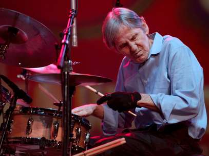 
              Levon Helm durante una presentación con su banda en una fotografía en el Bethel Woods Center for the Arts en Bethel, Nueva York de archivo del 14 de agosto de 2009. El año pasado Helm, su viejo amigo y producto Larry Campbell y un grupo de músicos y técnicos grabó el compás de la nueva canción conmemorativa del 50 aniversario de Amnistía Internacional "Toast to Freedom".
             Foto: AP