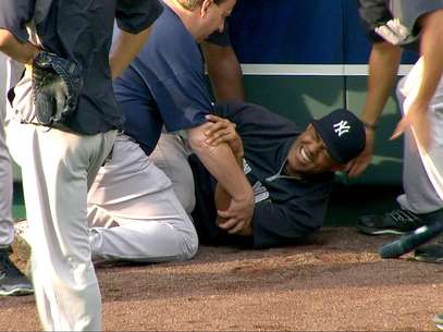 En esta imagen tomada de un video, el panameño Mariano Rivera hace una mueca de dolor luego de romperse el ligamento cruzado anterior de la rodilla derecha mientras trataba de atrapar un elevado en un entrenamiento, el jueves 3 de mayo de 2012, en Kansas City  Foto: YES Network) MANDATORY CREDI / AP