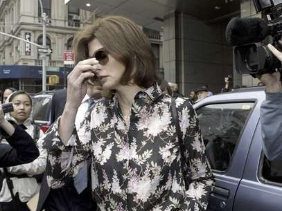 La supermodelo Linda Evangelista sale de un tribunal de familia de Manhattan el jueves 3 de mayo de 2012, en Nueva York. Evangelista declaró el viernes 4 de mayo de 2012 en su pleito legal por la manutención del hijo que tuvo con el ahora esposo de la actriz Salma Hayek, el multimillonario Francois-Henri Pinault. Foto: Frank Franklin II / AP