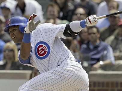 El dominicano Starlin Castro de los Cachorros de Chicago observa tras batear un sencillo que impulsó una carrera frente a los Dodgers de Los Angeles, en Chicago, el viernes 4 de mayo de 2012.  Foto: Nam Y. Huh / AP