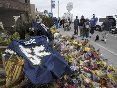Una camiseta de los Chargers de San Diego con el 55 de Junior Seau aparece sobre ofrendas florales dejadas frente a la casa del ex jugador de la NFL, Junior Seau, el jueves, 3 de mayo de 2012, en Oceanside, California.  Foto: Denis Poroy / AP