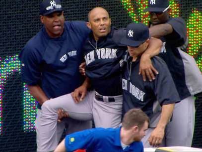 El pitcher de 42 años se lesionó una rodilla y eso puso en duda su continuidad en las Grandes Ligas. Foto: YES Network) MANDATORY CREDI / AP
