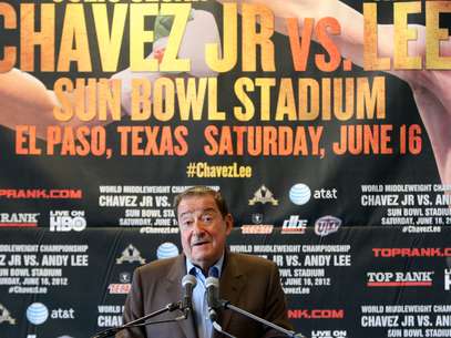 Bob Arum, presidente de Top Rank, Inc., en conferencia de prensa el viernes 4 de mayo de 2012 en El Paso, Texas, anuncia una pelea por el título mediano del CMB entre Julio César Chávez Jr. y Andy Lee prevista para el sábado 16 de junio en el Sun Bowl.  Foto: The El Paso Times, Ruben R Ramírez / AP