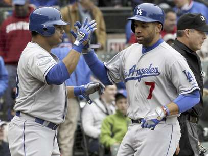 El jugador de los Dodgers de Los Angeles, James Loney, derecha, festeja con su compañero venezolano Bobby Abreu tras anotar una carrera contra los Cachorros de Chicago el sábado, 5 de mayo de 2012, en Chicago.  Foto: Nam Y. Huh / AP