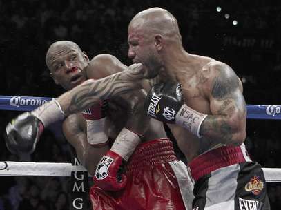 El puertorriqueño Miguel Cotto, a la derecha, ataca al estadounidense Floyd Mayweather, en el octavo episodio de la pelea por el título súper welter de la AMB en Las Vegas, el sábado 5 de mayo de 2012.  Foto: Isaac Brekken / AP