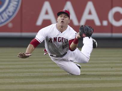 El jardinero central Mike trout, de los Angelinos de Los Angeles, atrapa un elevado del receptor J.P. Arencibia, de los Azulejos, en la tercera entrada del partido en Anaheim, California, el sábado 5 de mayo de 2012. Los Angelinos ganaron por 6-2 a los Azulejos.  Foto: Christine Cotter / AP