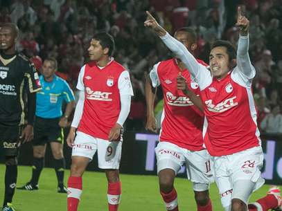 Hugo Acosta (d) luego de marcar su primer gol como profesional, en el partido donde Independiente Santa Fe goleó 5-0 a Real Cartagena.  Foto: Jhon Paz / Terra