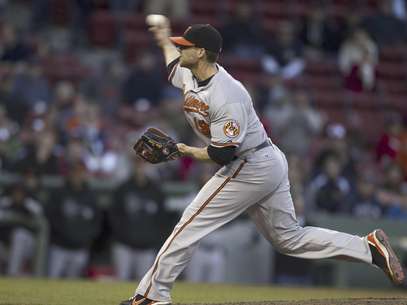 El primera base Chris Davis, de los Orioles de Baltimore, lanza contra un rival de los Medias Rojas de Boston en la 16ta entrada del partido en el Fenway Park, en Boston, el domingo 6 de mayo de 2012. Los Orioles derrotaron por 9-6 a los Medias Rojas en 17 entradas. Davis se alzó con el triunfo como lanzador.  Foto: Steven Senne / AP