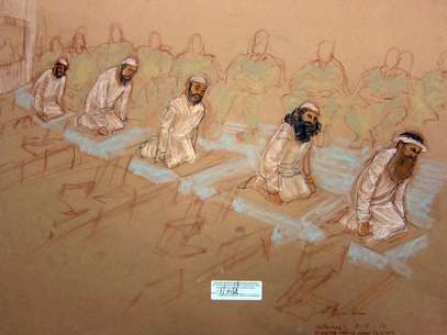 En una foto del bosquejo de la dibujante Janet Hamlin, aprobado por el Departamento de Defensa, se ve a los acusados,  Mustafa Ahmad al-Hawsawi, Ammar al Baluchi, Ramzi Binalshibh,  Walid bin Attash y Khalid Sheikh Mohammed mientras oran durante la audiencia de encausamiento en la prisión de Guantánamo, Cuba, el sábado 5 de mayo del 2012.   Foto: Janet Hamlin, Pool / AP