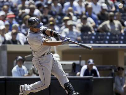 Wilín Rosario de los Rockies de Colorado conecta un doble en el juego contra los Padres de San Diego el miércoles 9 de mayo de 2012.  Foto: Lenny Ignelzi / AP
