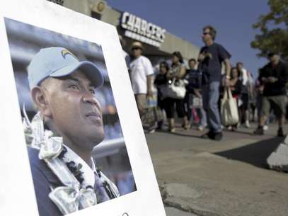 Fans lay a photo of the former charger Junior Seau outside of Qualcomm Stadium. Foto:  Gregory Bull / AP