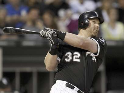 El bateador designado Adam Dunn cumple con los Medias Blancas al ligar un doble contra los Reales de Kansas City el viernes 11 de mayo de 2012 en Chicago, donde el equipo local blanqueó 5-0.  Foto: Charles Rex Arbogast / AP