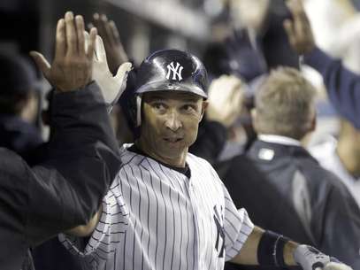 Raúl Ibáñez, de los Yanquis de Nueva York, celebra con sus compañeros el jonrón de tres carreras que pegó en la sexta entrada del partido contra los marineros de Seattle, en Nueva York, el viernes 11 de mayo de 2011. Los Yanquis ganaron por 6-2 a los Marineros.  Foto: Frank Franklin II / AP