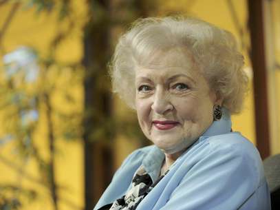 ARCHIVO - La actriz Betty White posa en una presentación en el programa televisivo "In the House" en Burbank, California, en esta foto de archivo del 24 de noviembre del 2009. White dijo el 11 de mayo del 2012 que suele mantener sus preferencias políticas en privado, pero que en esta elección favorece firmemente al presidente Barack Obama  Foto: Chris Pizzello, Archivo / AP