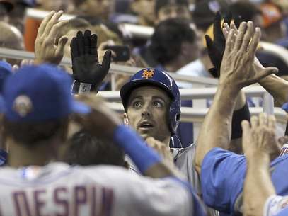David Wright de los Mets de Nueva York, en el medio, celebra tras conectar un jonrón en el tercer inning del juego contra los Marlins de Miami el sábado 12 de mayo de 2012.  Foto: J Pat Carter / AP