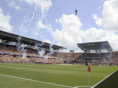 Un helicóptero de la Guardia Costera de Estados Unidos vuela sobre el nuevo Estadio BBVA Compass, sede del Dynamo de Houston, antes del encuentro inaugural contra el D.C. United el sábado 12 de mayo de 2012.  Foto: Pat Sullivan / AP
