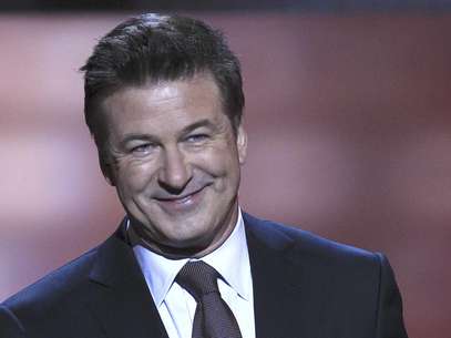 El presentador Alec Baldwin durante la gala NFL Honors en Indianapolis en una fotografía del 4 de febrero de 2012. Una actriz canadiense acusada de acosar a Alec Baldwin parecía optimista el lunes ante el caso mientras que su abogado dijo el lunes 14 de mayo de 2012 que tenía una razón legítima para ponerse en contacto con el astro.  Foto: Marcio Sanchez, archivo / AP