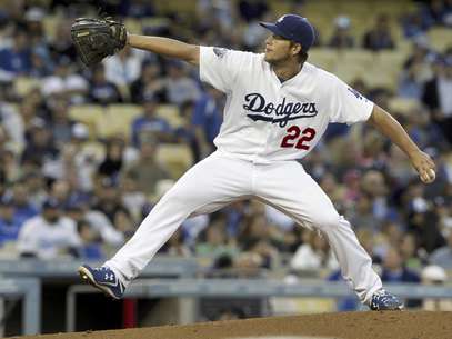 El abridor de los Dodgers de Los Angeles, Clayton Kershaw, trabaja el montículo contra los Diamondbacks de Arizona en la segunda entrada en un partido en Los Angeles el lunes 14 de mayo del 2012.  Foto: Reed Saxon / AP