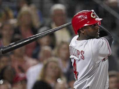 Brandon Phillips de los Rojos de Cincinnati conecta un doble en el octavo inning contra los Bravos de Atlanta el lunes 14 de mayo de 2012.  Foto: John Bazemore / AP