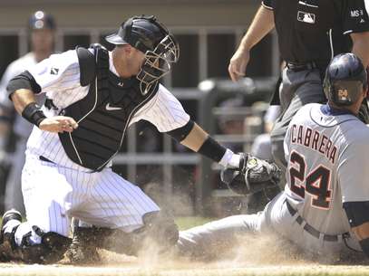 El receptor de los Medias Blancas de Chicago A.J. Pierzynski, izquierda, trata de tocar con el guante a Miguel Cabrera de los Tigres de Detoit el martes 15 de mayo de 2012.  Foto: Paul Beaty / AP