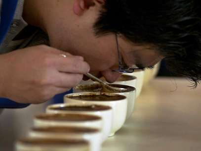 En esta fotografía del 30 de abril de 2003, Yoshi Kato cata el aroma, la textura y el sabor del café durante una competencia de productores nicaragüenses de café en Managua, Nicaragua.  Foto: hoto/Esteban Felix/Archivo / AP