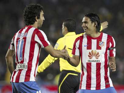 El delantero colombiano del Atlético de Madrid, Radamel Falcao, derecha, festeja con su compañero Arda Turan luego de anotar un gol contra Millonarios en un partido de exhibición el miércoles, 16 de mayo de 2012, en Bogotá.  Foto: Fernando Vergara / AP