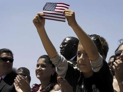 ARCHIVO - En imagen del 10 de mayo de 2011, un grupo de hispanos escucha un discurso del presidente estadounidense Barack Obama sobre la reforma migratoria en el Parque Chamizal en El Paso, Texas. Las cifras del nuevo Censo 2011 de Estados Unidos revelaron que por primera vez, las minorías raciales y étnicas representaron más del 50% de los niños nacidos en el país.  Foto: Charles Dharapak, archivo / AP