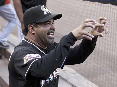 El manager de los Marlins de Miami, Ozzie Guillén, bromea con sus jugadores antes de un partido contra los Bravos de Atlanta el jueve,s 17 de mayo de 2012, en Atlanta.  Foto: John Bazemore / AP