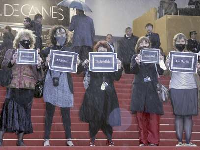 Activistas del grupo feminista "La Barba" protestan en el Festival de Cine de Cannes, el domingo 20 de mayo de 2012, por la ausencia de mujeres cineastas en el festival.  Foto: Francois Mori / AP