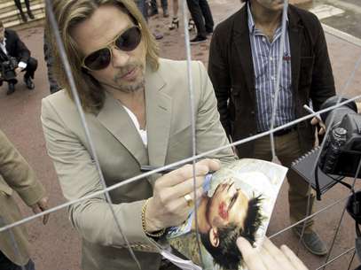 Brad Pitt firma autógrafos al llegar a una sesión de fotos con motivo de la presentación de "Killing Them Softly" en el Festival de Cine de Cannes, en el sur de Francia, el martes 22 de mayo del 2012.  Foto: Francois Mori / AP
