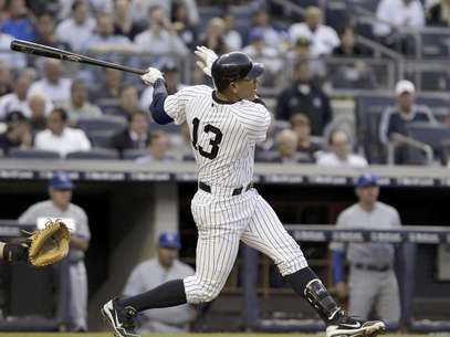 El toletero Alex Rodríguez de los Yanquis observa el vuelo de su jonrón en la primera entrada contra el abridor Will Smith de los Reales de Kansas City el miércoles 23 de mayo de 2012 en Nueva York. Los Yanquis vencieron 8-3.  Foto: Kathy Willens / AP