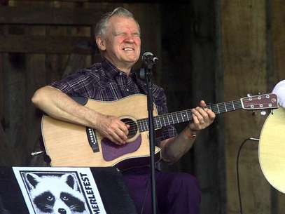 La leyenda de la música folk Doc Watson durante una presentación en el Merlefest en el Colegio Comunitario de Wilkes en Wilkesboro, Carolina del Norte en una fotografía de archivo del 28 de abril de 2001. Watson está en estado crítico tras sufrir una caída en su casa en Carolina del Norte, informó su hija Nancy el 24 de mayo de 2012.   Foto: Alan Marler, archivo / AP