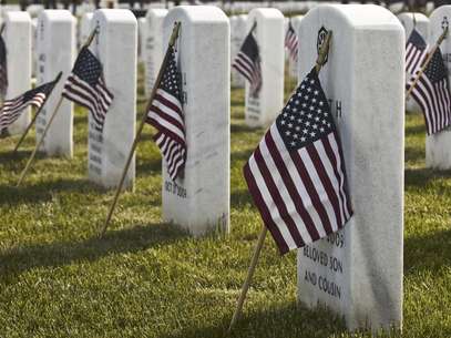 Banderas colocadas junto a las lápidas en el Cementerio Nacional de los Grandes Lagos en Holly, Michigan, el viernes 25 de mayo del 2012.  Foto: The Flint Journal, Lathan Goumas / AP
