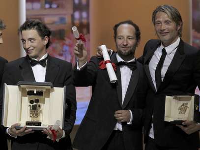 De izquierda a derecha, el integrante del jurado Alexander Payne, los directores Benh Zeitlin, Carlos Reygadas y el actor Mads Mikkelsen con sus premios durante la 65ta ceremonia en el Festival de Cine de Cannes en Francia el domingo 27 de mayo de 2012.  Foto: Francois Mori / AP