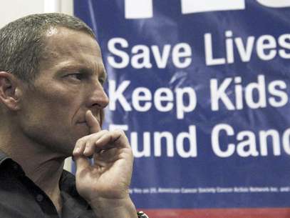 FILE - In this Friday, May 11, 2012 file photo, Cycling legend and cancer survivor Lance Armstrong attends a rally at a news conference at Children's Hospital in Los Angeles in favor of Proposition 29, a measure on the June 2012 California primary election ballot that would add a $1-per-pack tax on cigarettes. The money raised would go to cancer research projects, smoking-reduction programs and tobacco law enforcement. Fabled as a mecca for the health-conscious and fitness-obsessed, California is also one  Foto: Reed Saxon / AP