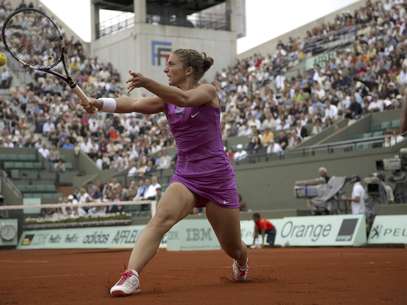 Sara Errani de Italia devuelve una volea a la serbia Ana Ivanovic durante su partido de tercera ronda en el Abierto de Francia, en el estadio Roland Garros, en París, el viernes 1 de junio de 2012. Errani ganó 1-6, 7-5, 6-3.  Foto: Christophe Ena / AP