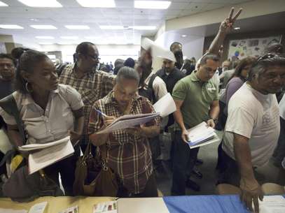 In this Thursday, May 31, 2012, job seekers gather for employment opportunities at the 11th annual Skid Row Career Fair at the Los Angeles Mission in Los Angeles. U.S. employers created 69,000 jobs in May, the fewest in a year, and the unemployment rate ticked up. The dismal jobs figures could fan fears that the economy is sputtering.  Foto: Damian Dovarganes, File / AP